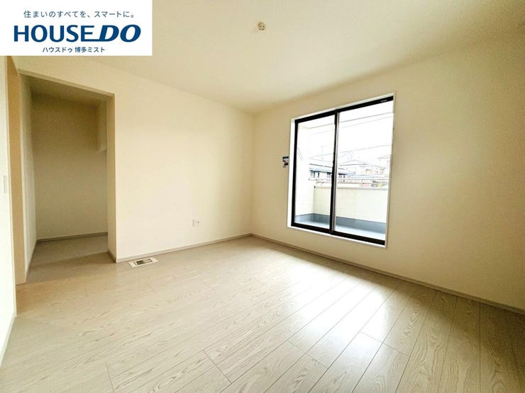 【プライベートルームの過ごし方】ベッドや机などの家具を置いてもゆとりある広さ。何にも邪魔されたくない一番のプライベート空間だから、過ごしやすさは大切にしたい・・・。