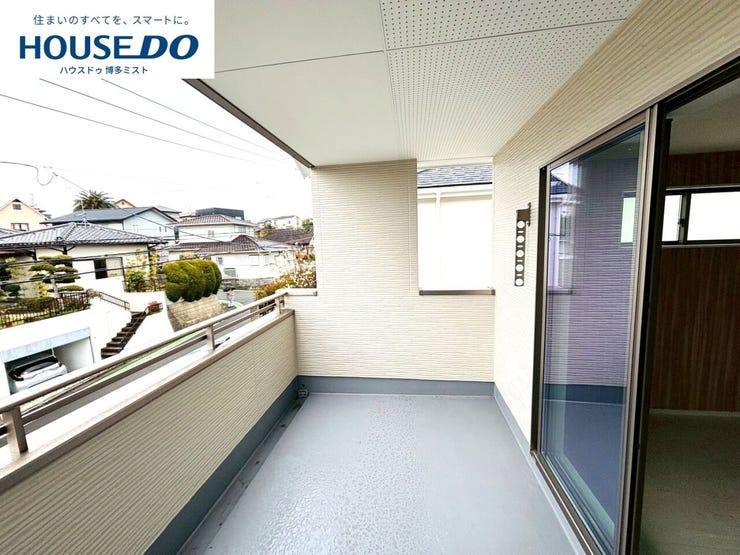 【お洗濯物がなびく、ある晴れた日】優しい光が入るバルコニー。十分な広さがあるので、お布団干しも♪ふかふかのお布団で、疲れを癒します。