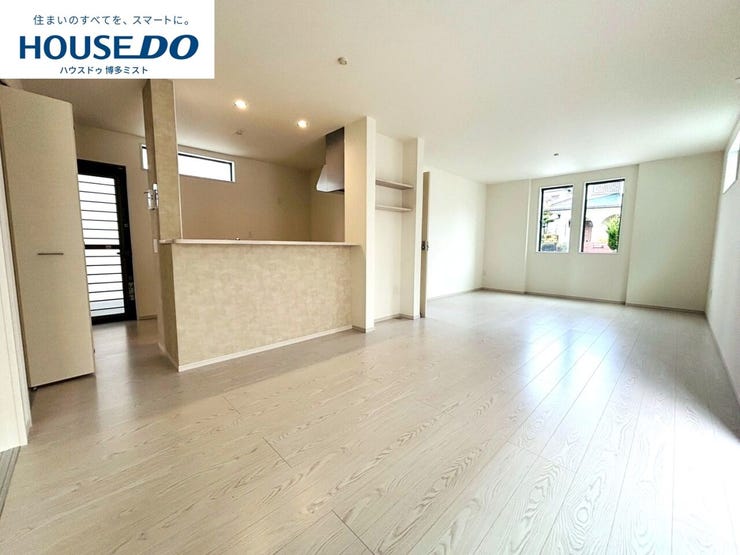 【家族のいやし時間】穏やかな光が入るリビング。忙しい毎日だからこそ、家族と過ごす時間は大切。家族みんなが快適なリビングだから、忙しい朝も、くつろぎの夜も、楽しい時間が過ごせます。