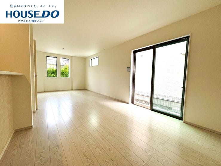 【家族の時間、穏やかな空間】家族が集まるリビングは床や壁をシンプルなテイストに。居心地が良いから自然と集まり、特別なことはしないけど、家族といる安心感は大切♪