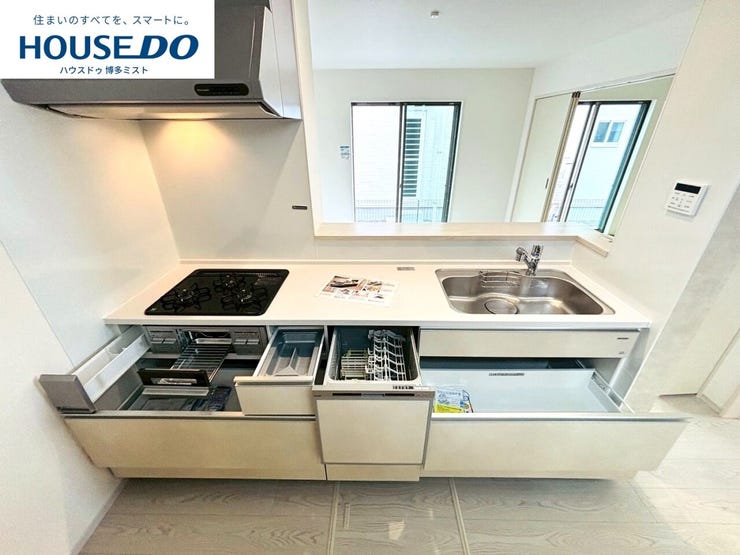 【今日のゴハンは何食べたい?】重たい鍋や大きなフライパンの収納はキッチン下のスライド収納へ。ちょっとした家事の手間を楽にする、家族みんなが使いやすいキッチンです。