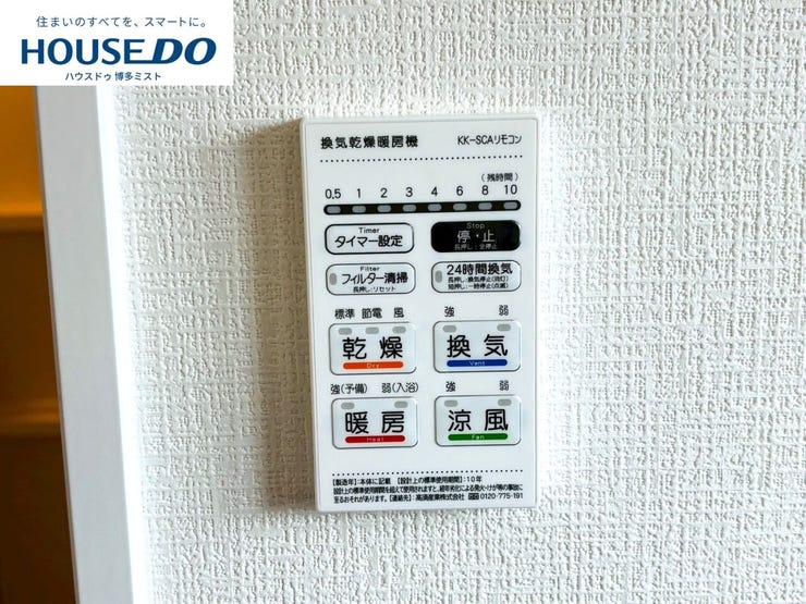 【『ふぅーーーっ。』と思わず声がでちゃいます。】デザイン性に優れた浴槽でゆったりとしたバスタイムを演出。ベンチ付きなので半身浴も楽しめます。