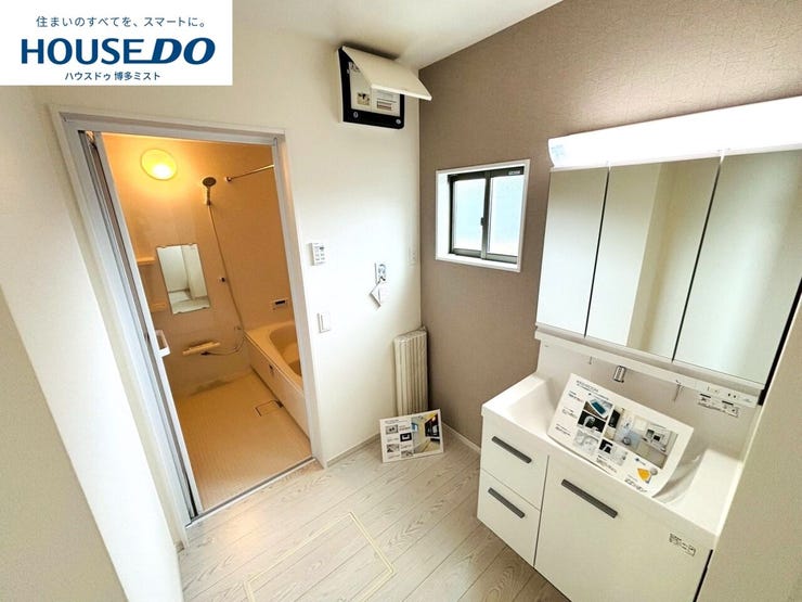 【家族みんなの使いやすさ】お手入れしやすく使いやすい3面鏡付きの洗面台。収納スペースも広く、洗剤や掃除道具をたっぷりと収納できます。