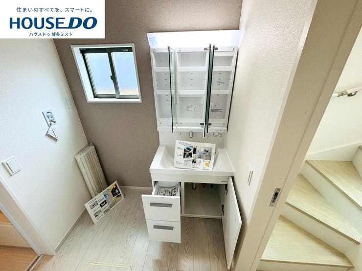 【サクッと準備して、さぁ行こう!】引き出しや3面鏡裏などの収納がたっぷりあるので、出したままにしたくないドライヤーや化粧品類などの生活感が出るものが片付きます。