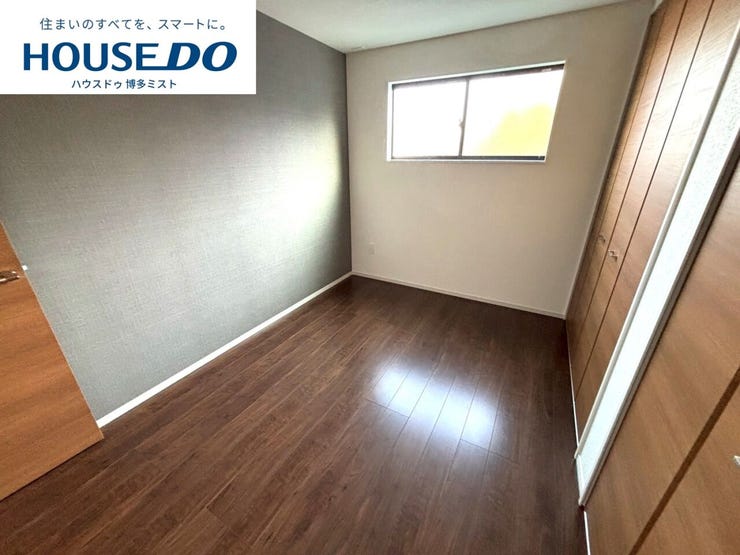 【プライベートルームの過ごし方】ベッドや机などの家具を置いてもゆとりある広さ。何にも邪魔されたくない一番のプライベート空間だから、過ごしやすさは大切にしたい・・・。