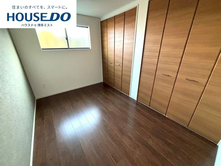 【プライベートルームの過ごし方】ベッドや机などの家具を置いてもゆとりある広さ。何にも邪魔されたくない一番のプライベート空間だから、過ごしやすさは大切にしたい・・・。