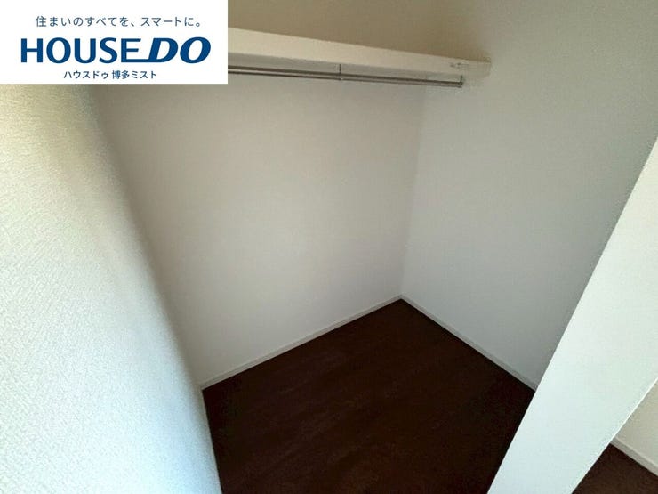 【欲しいところの収納力】実際に生活することを考え、お部屋の収納を重視しました。かさばる季節の衣類や大きなキャリーバッグもラクラク収納♪