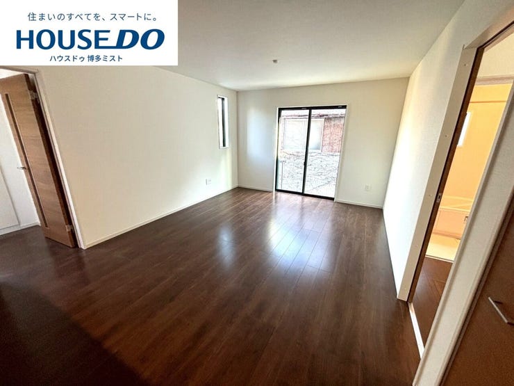 【家族のいやし時間】穏やかな光が入るリビング。忙しい毎日だからこそ、家族と過ごす時間は大切。家族みんなが快適なリビングだから、忙しい朝も、くつろぎの夜も、楽しい時間が過ごせます。