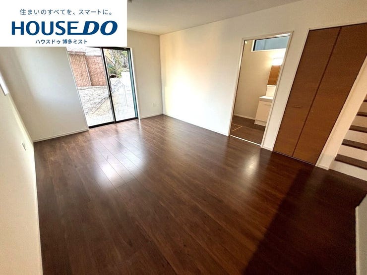 【家族の時間、穏やかな空間】家族が集まるリビングは床や壁をシンプルなテイストに。居心地が良いから自然と集まり、特別なことはしないけど、家族といる安心感は大切♪