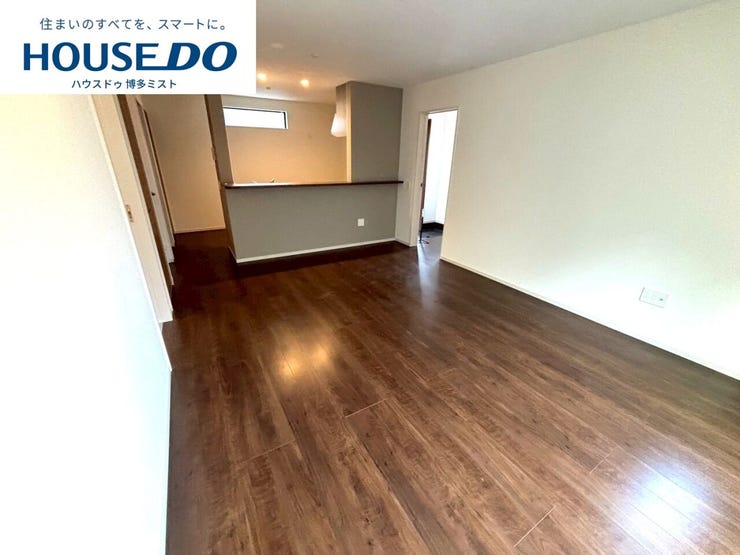 【家族の寛ぎ空間】みんなで過ごす時間が長いリビングだからこそ、程よい広さと明るさは大切なポイント。何気ない毎日のかけがえのない家族の時間は、温かなこのリビングで♪