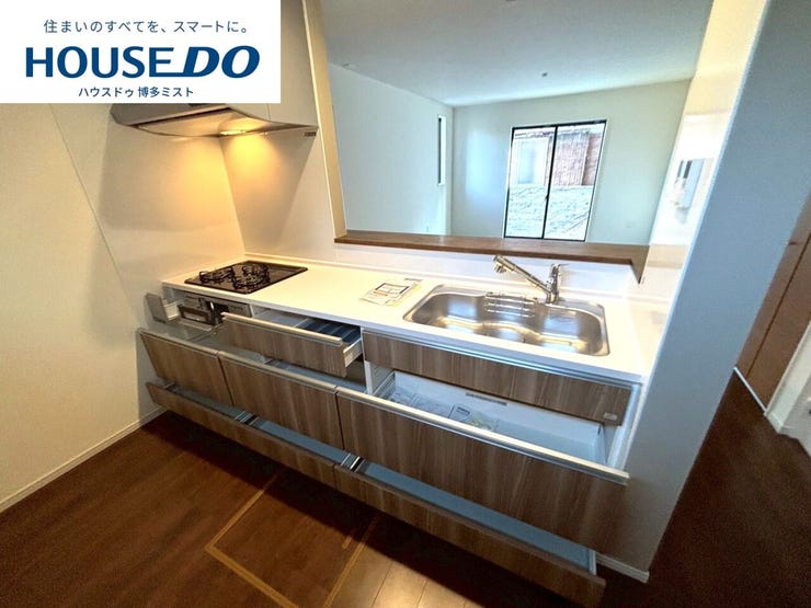 【今日のゴハンは何食べたい?】カウンターキッチンは家事をしながらでもリビングの様子が見えるので、お子様から目を離さず安心です。お料理をしながらリビングの家族と会話が弾みます。