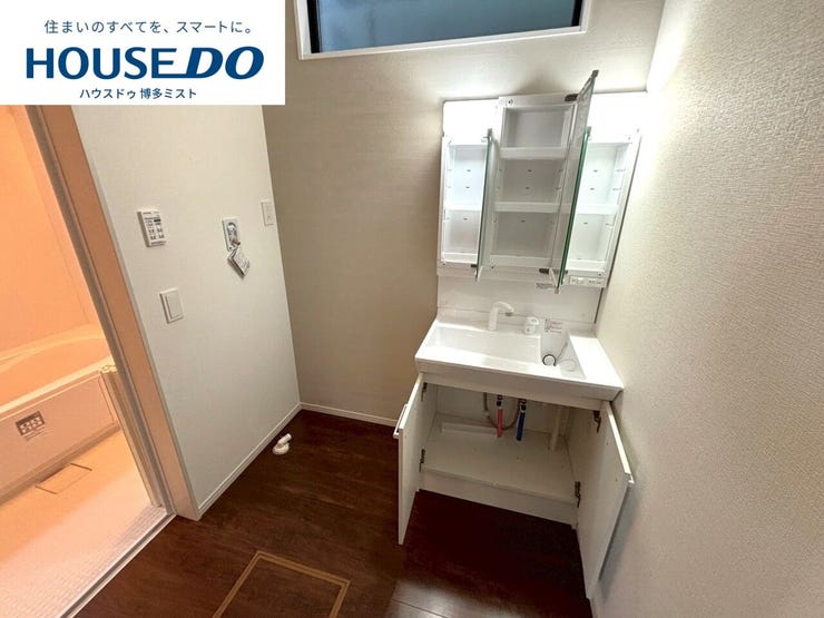 【家族みんなの使いやすさ】お手入れしやすく使いやすい3面鏡付きの洗面台。収納スペースも広く、洗剤や掃除道具をたっぷりと収納できます。