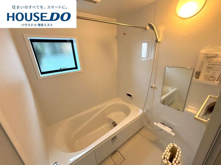 【『ふぅーーーっ。』と思わず声がでちゃいます。】デザイン性に優れた浴槽でゆったりとしたバスタイムを演出。ベンチ付きなので半身浴も楽しめます。