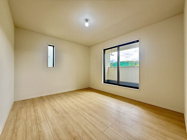 ◇洋室 7帖◇
主寝室に最適なこちらのお部屋はベッドだけでなく、テレビやタンス、ドレッサーなども置いていただけます。クローゼット完備されています。1日の多くの時間を過ごす空間は快適でありたいですね。
