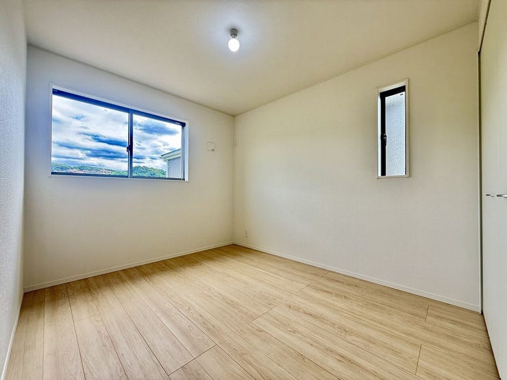 ◇洋室 6帖◇
2階の6帖の洋室です。2面採光を確保しており明るいお部屋です。光りに満たされた安らぎの空間がここにはあります。どの洋室も2面に窓が明るいです。もちろんクローゼットも完備しております。