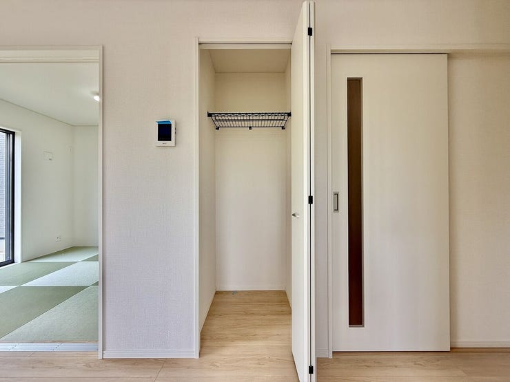 ◇収納◇
リビング内のクローゼット収納です。お掃除道具やよく使う文房具、薬などの衛生用品、細々したものが収納できて便利です。リビングがスッキリすると気持ちもスッキリしますね♪