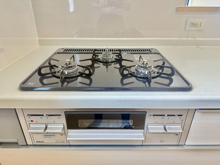 ◇三口コンロ◇
一度にたくさんの調理ができ、朝食の準備もお弁当作りもラクラクです。栄養面や彩りに気を配ると品数も増えますが、広いワークトップなのでたくさん作ってもスペースに余裕があります。