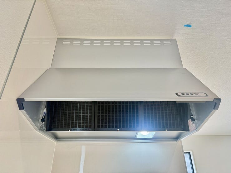 ◇レンジフード◇
ブーツ型のレンジフードです。凹凸がほとんどない内部構造なので、油がつきにくくお手入れがしやすい形状です。その形状から煙を集めやすく、換気機能に優れている点です。