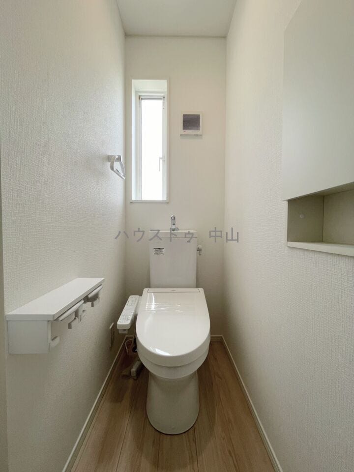 \2階にも快適な洗浄便座付きトイレ/
朝の忙しい時間帯も混み合いにくく、使い勝手の良い設計。清潔感のある空間で、毎日の暮らしをより快適に支えます。