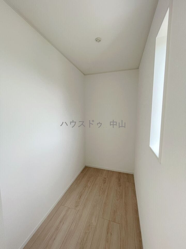 \たっぷり収納できるウォークインクローゼット/
衣類や季節物もすっきり収まる大容量設計。整理整頓がしやすく、毎日のコーディネートも快適に楽しめます。