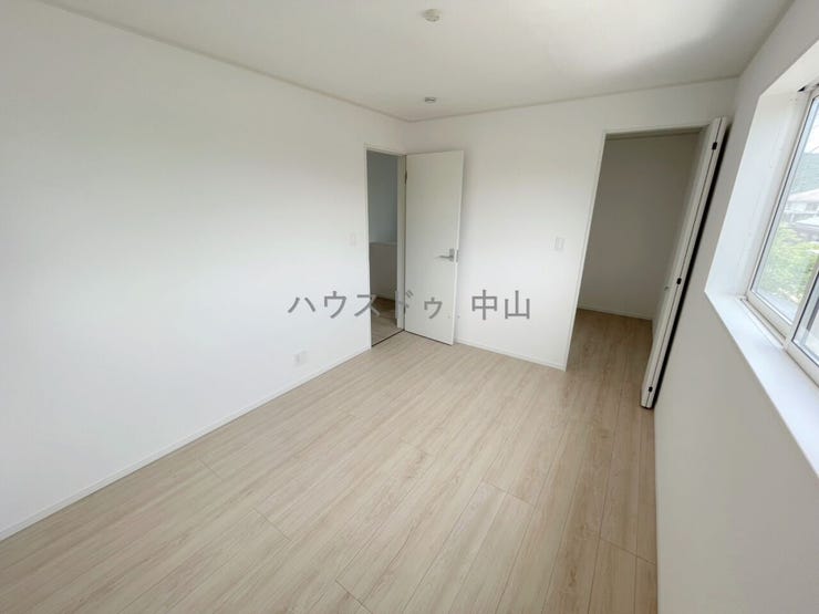 \暮らしにフィットする2階洋室/
プライベート空間としてゆったり使える一室。ベッドやデスクも置きやすい間取りで、将来の使い方にも柔軟に対応できます。