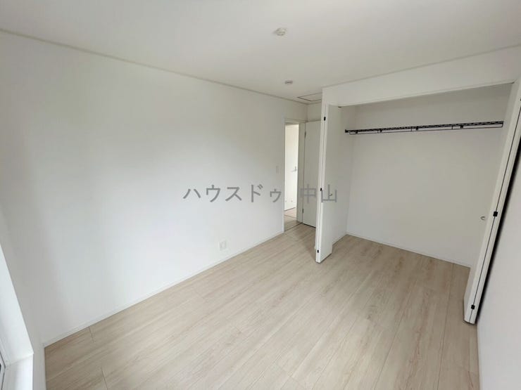 \多用途に使える2階洋室/
子ども部屋や書斎、趣味の空間としても活躍。採光にも配慮された明るい室内で、ライフスタイルに合わせて柔軟に使えます。