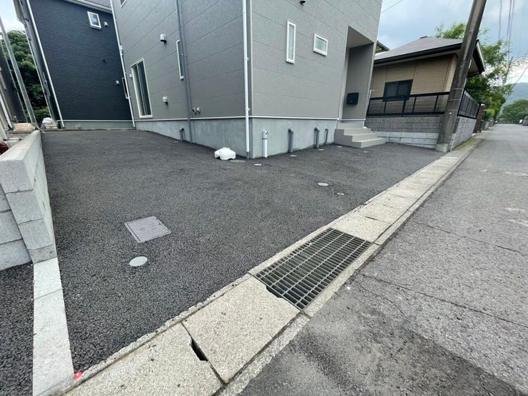 \駐車2台可能のゆとりスペース/
ご夫婦それぞれのお車や来客時にも安心の広さ。毎日の通勤やお出かけも快適にこなせる、使い勝手の良い駐車場です。