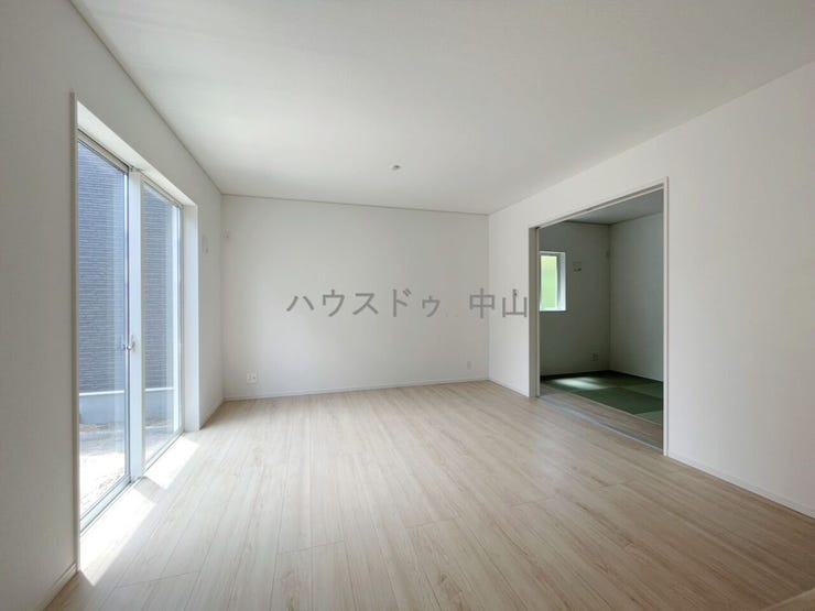 \光と風が心地よく巡るリビング/
家族が自然と顔を合わせる開放的な空間設計。ゆとりある広さで家具の配置もしやすく、毎日を快適に過ごせます。