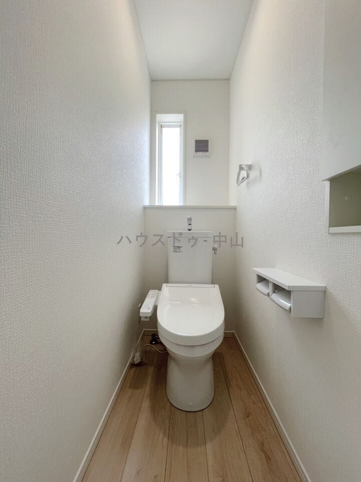 \2階にも快適なトイレ空間/
忙しい朝でも混み合いにくく、使いやすい設計。清潔感のある空間で、家族みんなの毎日を快適にサポートします。