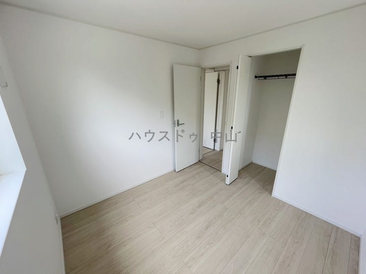 \多用途に使える2階洋室/
子ども部屋や書斎、趣味の空間としても活躍。採光にも配慮された明るい室内で、ライフスタイルに合わせて柔軟に使えます。