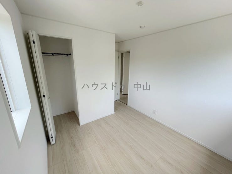 \暮らしにフィットする2階洋室/
プライベート空間としてゆったり使える一室。ベッドやデスクも置きやすい間取りで、将来の使い方にも柔軟に対応できます。