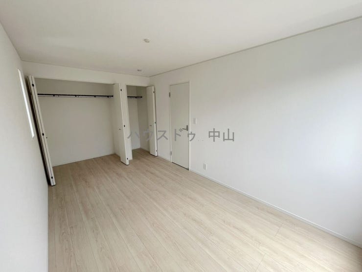 \心安らぐ主寝室/
ゆとりある広さで、ベッドや家具の配置も自在。落ち着いた空間設計が、一日の疲れをやさしく癒し、上質な眠りへと導きます。