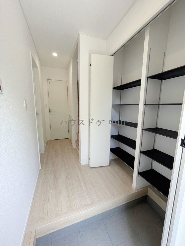 \すっきり片付く玄関収納/
たっぷり収納できるシューズクローク付きで、家族分の靴もきれいに整理。玄関まわりをいつでも整った印象に保てます。