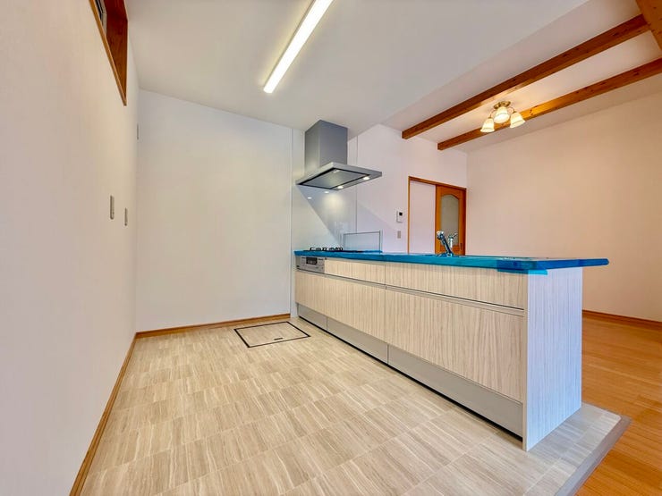 ◇キッチン◇
人気の対面式キッチンを採用しています♪家族と会話しながら料理をしたり、カウンターにできた料理を置いて、お子様にお手伝いしてもらいながら楽しく料理ができます。