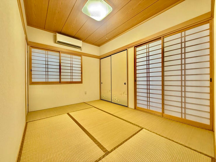 ◇和室◇
様々な用途に利用可能な和室。くつろぐスペースとして、子供の遊び場として。また急な来客時にも柔軟に対応してくれる空間です。押入れも2ヶ所でたっぷり収納できます。