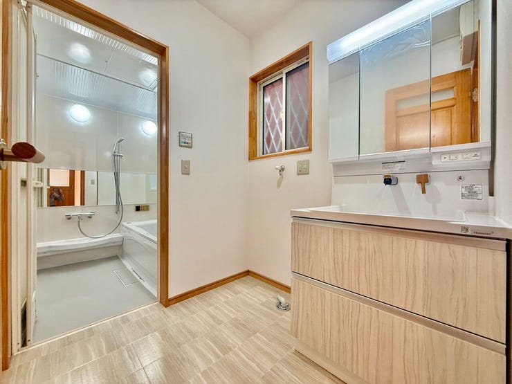 ◇洗面所◇
清潔感のある洗面台です。三面鏡の裏が収納スペースになっているので、ヘアケアグッズ・コンタクトなど毎日つかうものを収納出来、出し入れしやすくて使い勝手が良いです。