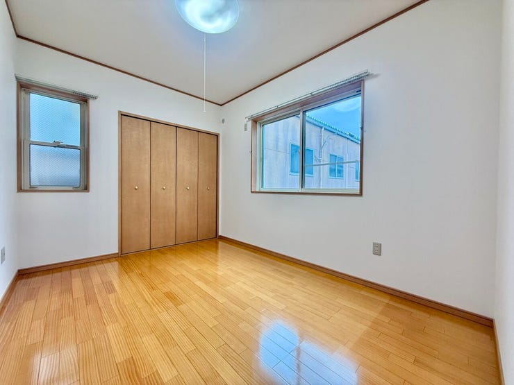 ◇6帖洋室◇
北側のお部屋ですが、2面採光を確保しており明るいです。柔らかな光が長時間続くので、勉強や読書など落ち着いて作業するのに最適なお部屋です。お子様のお部屋や趣味部屋にいかがですか。