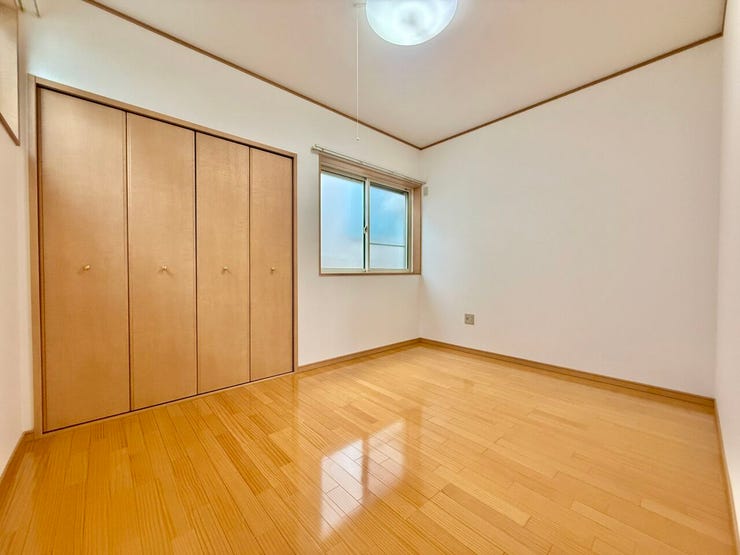 ◇6帖洋室◇
小窓使いがオシャレな二面採光明るい洋室です。清潔感のあるお部屋は、どのようなインテリアも色使いが邪魔にならず、季節に合わせて雑貨類や小物使いも楽しめるような内装になっています。