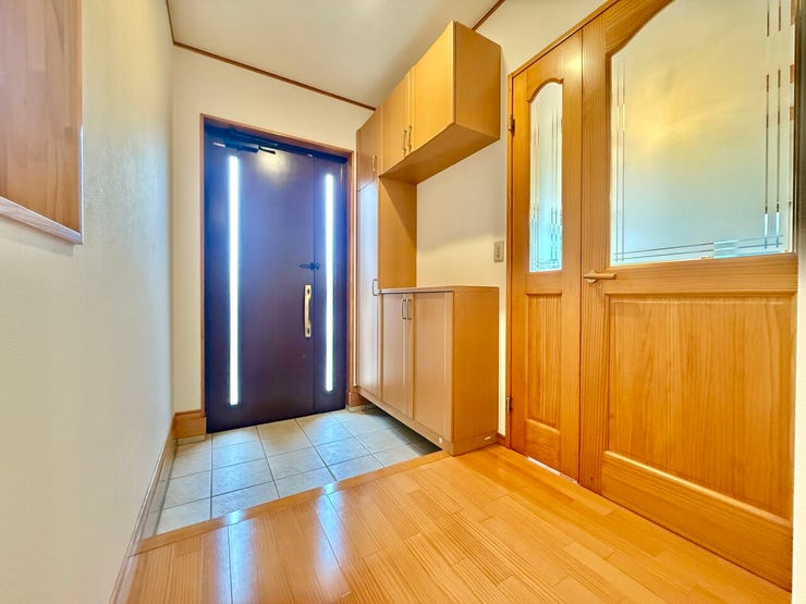 ◇玄関◇
使い勝手の良い下足収納があり、靴、レインコート、傘や外遊びグッズ等を収納するのに大変重宝します。明るく温かな雰囲気で家族の帰りや来訪者を出迎えてくれる玄関です。