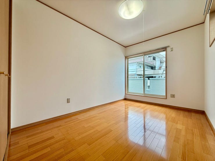 ◇6.7帖洋室◇
バルコニーに出られる大きな窓があり、もう一面にも窓が付いているので、明るいです。開放感たっぷり。豊かな開口がもたらす陽光、光を浴び心地よい時を刻みます。気分も明るくなりますね。