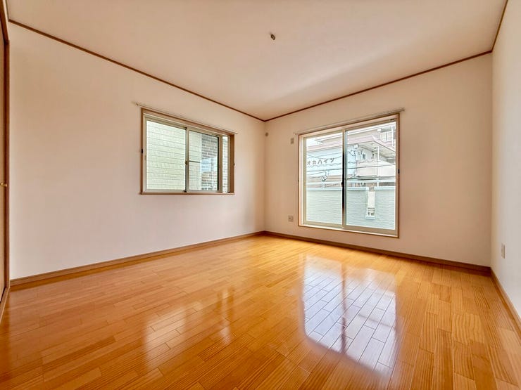 ◇8.9帖洋室◇
ご夫婦の主寝室に最適なお部屋です。十分な広さがあるので、大切なプライベート空間を素敵に演出できます。ベッドだけでなく、テレビやサイドテーブルなども置いていただけそうです。