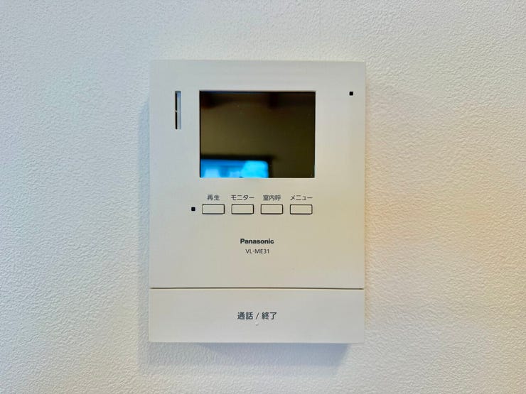 ◇TVモニター付インターホン◇
TVモニターで訪問者を確認してから会話することができますので、安心して対応していただけます。また、姿を見られたくない空き巣や不審者が嫌がるため防犯効果も高まります。