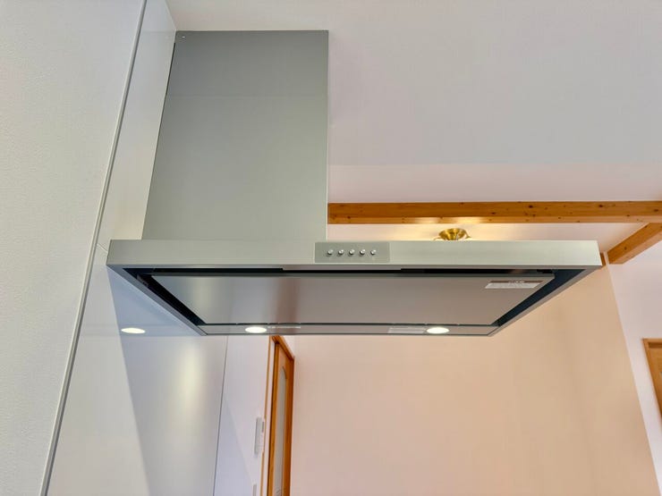 ◇レンジフード◇
スリム型のレンジフードです。デザイン性が高く、おしゃれでスタイリッシュなのに、油汚れがつきにくく、内部に溝や継ぎ目がなく、拭きやすい形状です。