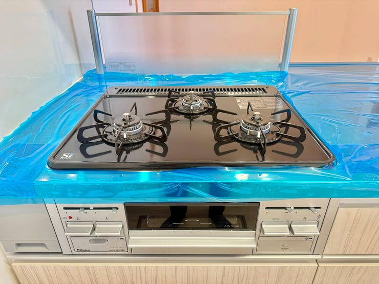 ◇三口コンロ◇
一度にたくさんの調理ができ、朝食の準備もお弁当作りもラクラクです。栄養面や彩りに気を配ると品数も増えますが、広いワークトップなのでたくさん作ってもスペースに余裕があります。