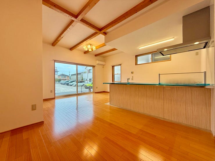 ◇リビング◇
過ごす時間と共に刻々と表情を変えていく住まい、季節によってさまざまな表情を見せてくれるわが家は、時を重ね思いを紡ぐ場所です。ご家族の一家団欒を心ゆくまでお楽しみください。