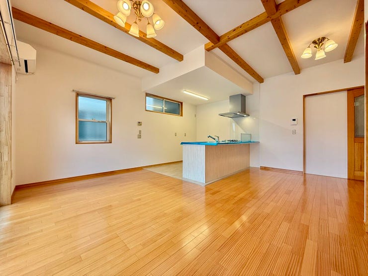 ◇リビング◇
16.5帖のLDKとなっています。天井も印象的。家族が集まって食事をしたり、くつろいだりするのに十分な広さです。家族のコミュニケーションも取りやすく、家具のレイアウトもしやすいです。