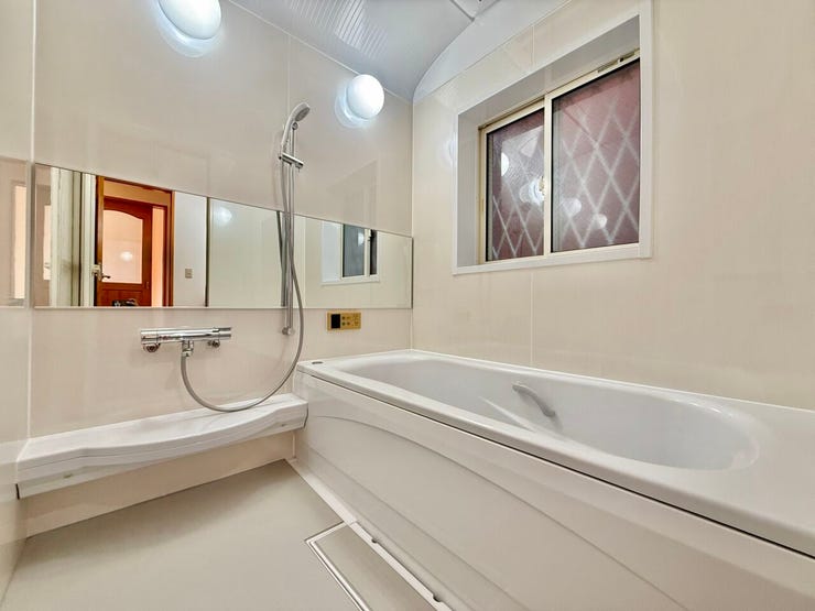 ◇浴室◇
お子さんとわいわいと楽しいバスタイムもよし、一人でゆったりと入るのもよし、浴室換気乾燥機付きのユニットバス。お洗濯物を干せるだけでなく、カビ防止にもなります。