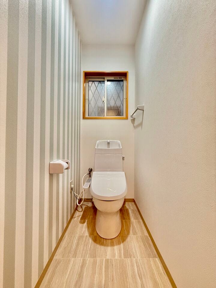 ◇トイレ◇
空気の換気と窓からの光の明るさに配慮した清潔感のあるトイレ。一人になれる空間ですからご自分の好きなアロマや芳香剤を置いて落ち着く空間を演出したいですね。