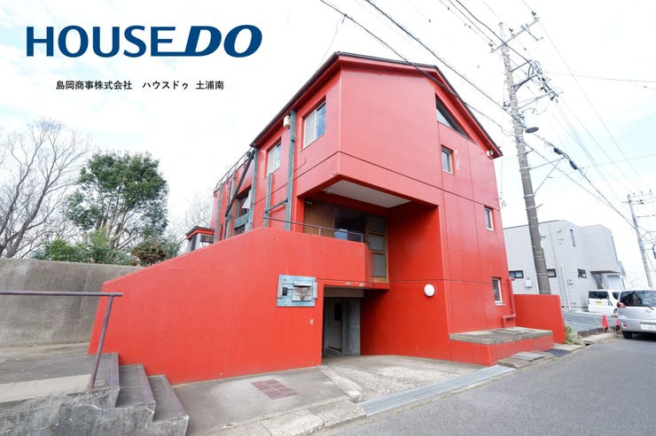 【外観】
駅徒歩圏内の閑静な住宅街。目を引く鮮やかなレッドの外観と、採光豊かな大きな窓が魅力の個性的な物件です。ビルトインガレージ付きで、あなたらしいライフスタイルを叶える拠点としておすすめです。