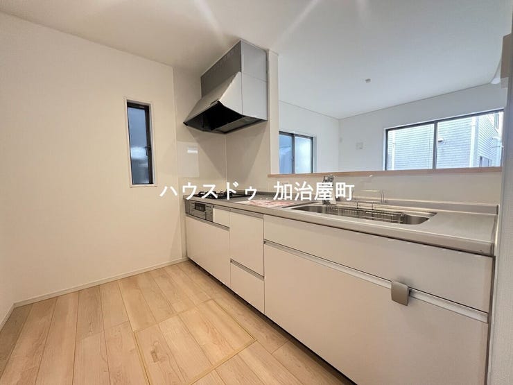 3口のIHコンロ、浄水器付蛇口装備のシステムキッチン採用。